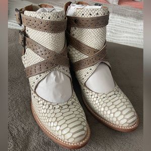 **SOLD** Freebird - SAPPHIRE - sz9